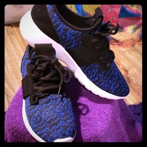 Women's Flynet like sneakers Sz 6 NIB